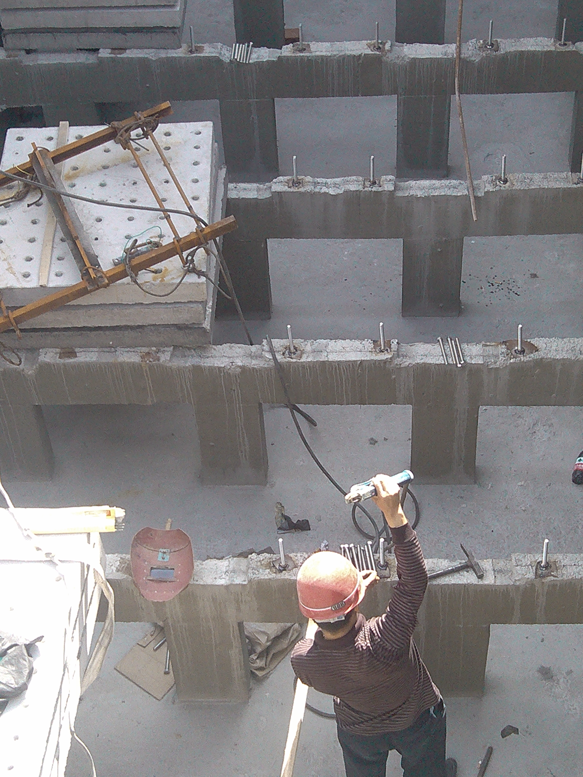 鞏義水廠項目，混凝土濾板安裝